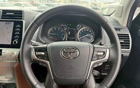 Toyota Land Cruiser Prado 150 рестайлинг 2, 2022 год, 3 880 000 рублей, 7 фотография