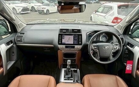 Toyota Land Cruiser Prado 150 рестайлинг 2, 2022 год, 3 880 000 рублей, 6 фотография