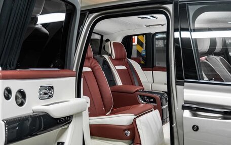 Rolls-Royce Cullinan, 2025 год, 97 000 000 рублей, 31 фотография
