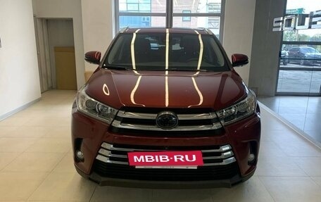 Toyota Highlander III, 2019 год, 3 320 000 рублей, 2 фотография
