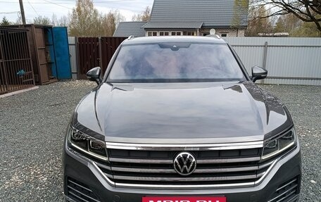 Volkswagen Touareg III, 2018 год, 3 990 000 рублей, 2 фотография