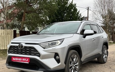 Toyota RAV4, 2020 год, 3 990 000 рублей, 3 фотография