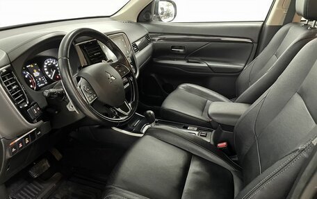 Mitsubishi Outlander III рестайлинг 3, 2017 год, 2 970 000 рублей, 13 фотография
