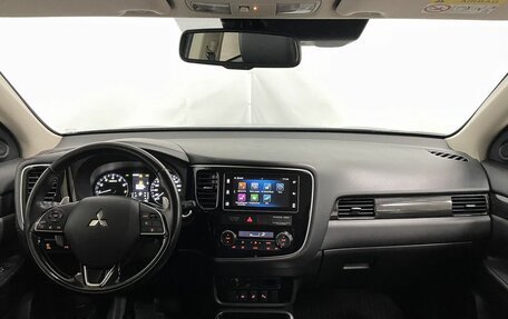 Mitsubishi Outlander III рестайлинг 3, 2017 год, 2 970 000 рублей, 12 фотография