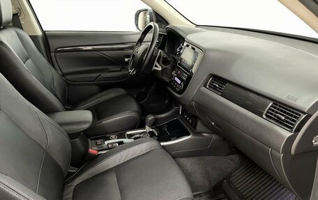 Mitsubishi Outlander III рестайлинг 3, 2017 год, 2 970 000 рублей, 23 фотография