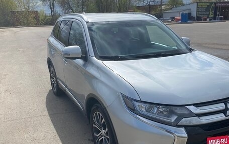 Mitsubishi Outlander III рестайлинг 3, 2017 год, 2 030 000 рублей, 9 фотография