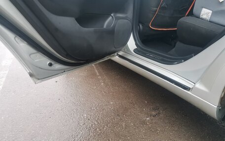 Toyota Avensis III рестайлинг, 2004 год, 800 000 рублей, 9 фотография