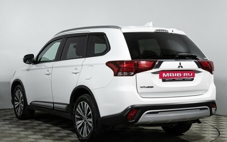 Mitsubishi Outlander III рестайлинг 3, 2021 год, 2 379 000 рублей, 5 фотография