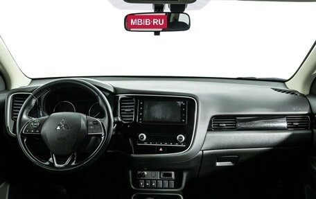 Mitsubishi Outlander III рестайлинг 3, 2021 год, 2 379 000 рублей, 13 фотография