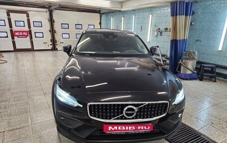 Volvo V60 Cross Country II, 2021 год, 4 350 000 рублей, 2 фотография