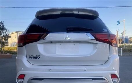 Mitsubishi Outlander III рестайлинг 3, 2021 год, 2 150 000 рублей, 6 фотография