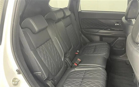Mitsubishi Outlander III рестайлинг 3, 2021 год, 2 150 000 рублей, 17 фотография