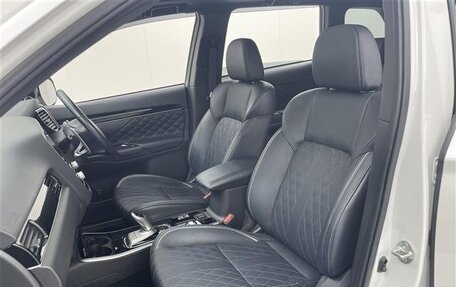 Mitsubishi Outlander III рестайлинг 3, 2021 год, 2 150 000 рублей, 16 фотография