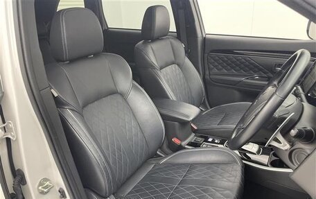 Mitsubishi Outlander III рестайлинг 3, 2021 год, 2 150 000 рублей, 15 фотография