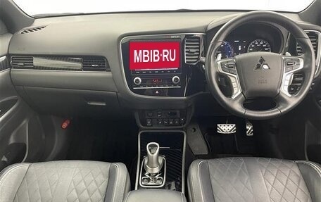 Mitsubishi Outlander III рестайлинг 3, 2021 год, 2 150 000 рублей, 9 фотография