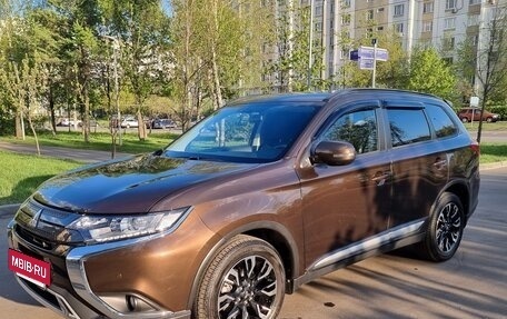 Mitsubishi Outlander III рестайлинг 3, 2022 год, 3 800 000 рублей, 2 фотография