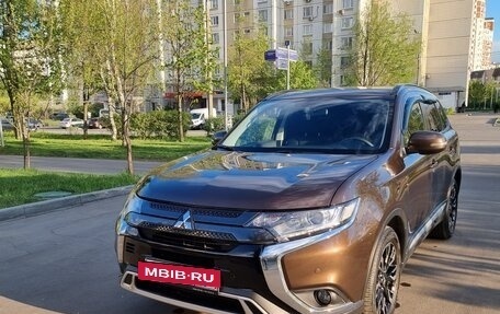 Mitsubishi Outlander III рестайлинг 3, 2022 год, 3 800 000 рублей, 3 фотография