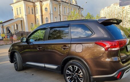 Mitsubishi Outlander III рестайлинг 3, 2022 год, 3 800 000 рублей, 13 фотография