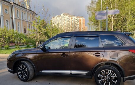Mitsubishi Outlander III рестайлинг 3, 2022 год, 3 800 000 рублей, 14 фотография