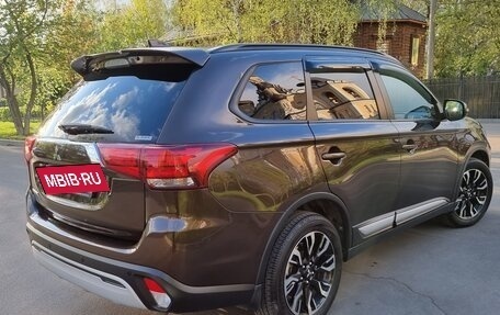 Mitsubishi Outlander III рестайлинг 3, 2022 год, 3 800 000 рублей, 10 фотография