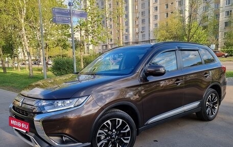 Mitsubishi Outlander III рестайлинг 3, 2022 год, 3 800 000 рублей, 9 фотография