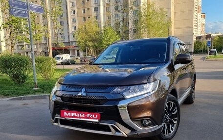 Mitsubishi Outlander III рестайлинг 3, 2022 год, 3 800 000 рублей, 19 фотография