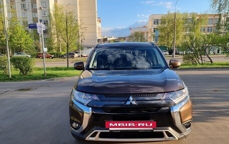 Mitsubishi Outlander III рестайлинг 3, 2022 год, 3 800 000 рублей, 16 фотография