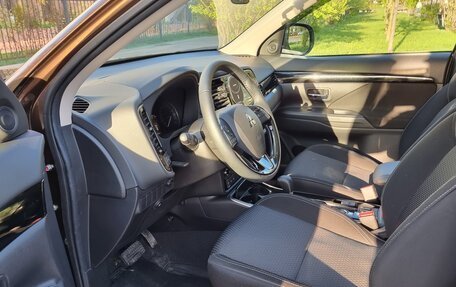 Mitsubishi Outlander III рестайлинг 3, 2022 год, 3 800 000 рублей, 20 фотография