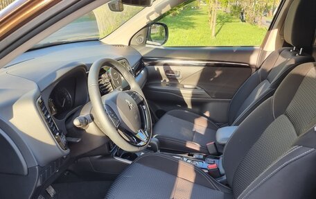 Mitsubishi Outlander III рестайлинг 3, 2022 год, 3 800 000 рублей, 23 фотография