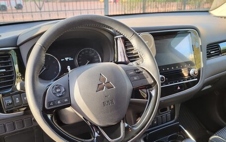 Mitsubishi Outlander III рестайлинг 3, 2022 год, 3 800 000 рублей, 22 фотография