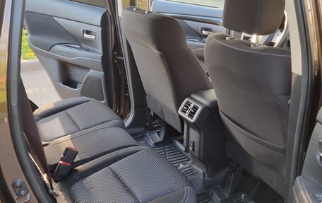 Mitsubishi Outlander III рестайлинг 3, 2022 год, 3 800 000 рублей, 27 фотография