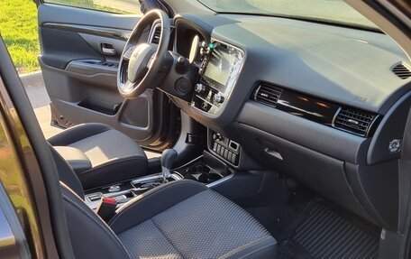 Mitsubishi Outlander III рестайлинг 3, 2022 год, 3 800 000 рублей, 28 фотография