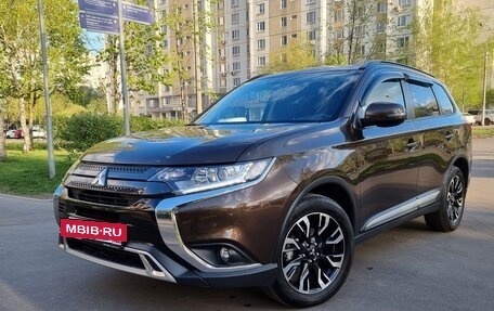 Mitsubishi Outlander III рестайлинг 3, 2022 год, 3 800 000 рублей, 31 фотография