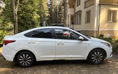 Hyundai Solaris II рестайлинг, 2018 год, 1 000 000 рублей, 3 фотография