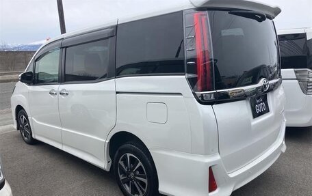 Toyota Noah III, 2021 год, 2 310 000 рублей, 4 фотография