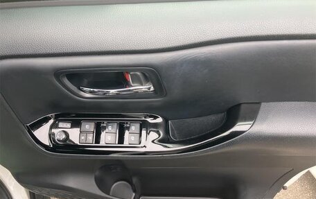 Toyota Noah III, 2021 год, 2 310 000 рублей, 12 фотография