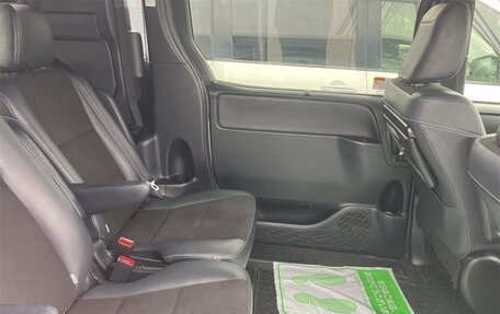Toyota Noah III, 2021 год, 2 310 000 рублей, 14 фотография