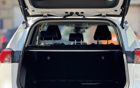 Toyota RAV4, 2021 год, 3 650 000 рублей, 10 фотография