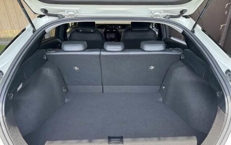 Toyota Prius IV XW50, 2017 год, 1 500 000 рублей, 12 фотография