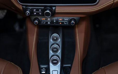 Ferrari Portofino, 2019 год, 19 000 000 рублей, 35 фотография