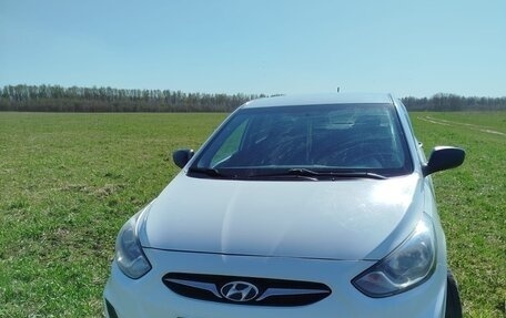 Hyundai Solaris II рестайлинг, 2012 год, 690 000 рублей, 1 фотография