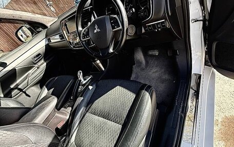 Mitsubishi Outlander III рестайлинг 3, 2013 год, 2 200 000 рублей, 11 фотография