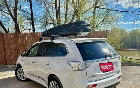 Mitsubishi Outlander III рестайлинг 3, 2013 год, 2 200 000 рублей, 4 фотография