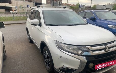 Mitsubishi Outlander III рестайлинг 3, 2015 год, 1 610 000 рублей, 2 фотография
