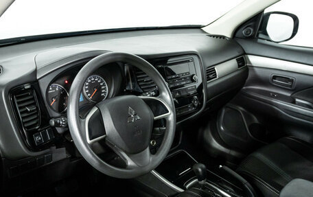 Mitsubishi Outlander III рестайлинг 3, 2017 год, 1 799 700 рублей, 11 фотография