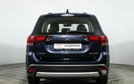 Mitsubishi Outlander III рестайлинг 3, 2017 год, 1 799 700 рублей, 6 фотография