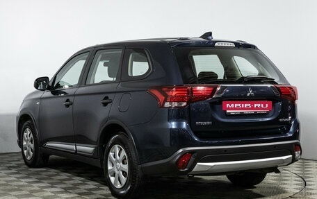 Mitsubishi Outlander III рестайлинг 3, 2017 год, 1 799 700 рублей, 7 фотография