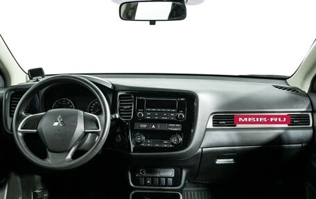 Mitsubishi Outlander III рестайлинг 3, 2017 год, 1 799 700 рублей, 13 фотография
