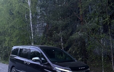 Toyota Voxy III, 2018 год, 2 990 000 рублей, 2 фотография