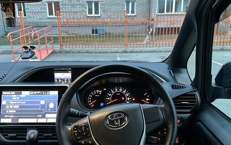 Toyota Voxy III, 2018 год, 2 990 000 рублей, 12 фотография